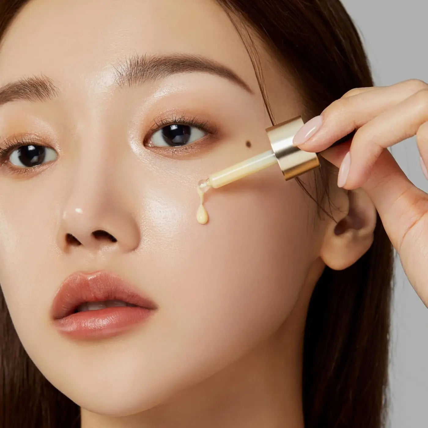 Gold-toned dropper with clear glass barrel containing beige liquid for deep vita c ampoule from best korean skincare brands sa